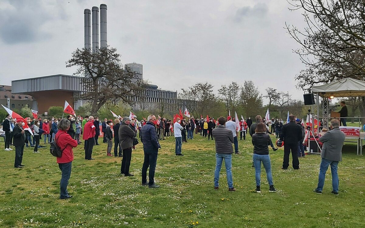 Vertreter der gewerkschaften mit fahnen auf den mainwiesen Vertreter der gewerkschaften mit fahnen auf den mainwiesen